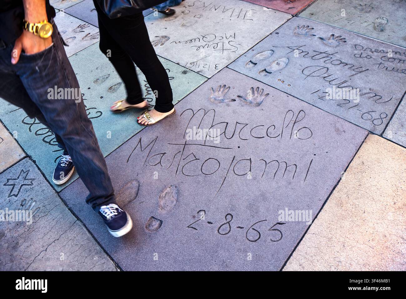 Stati Uniti, California, Los Angeles, Hollywood, mani e piedi stampe di celebrità al di fuori del Grauman's Chinese Theater Foto Stock