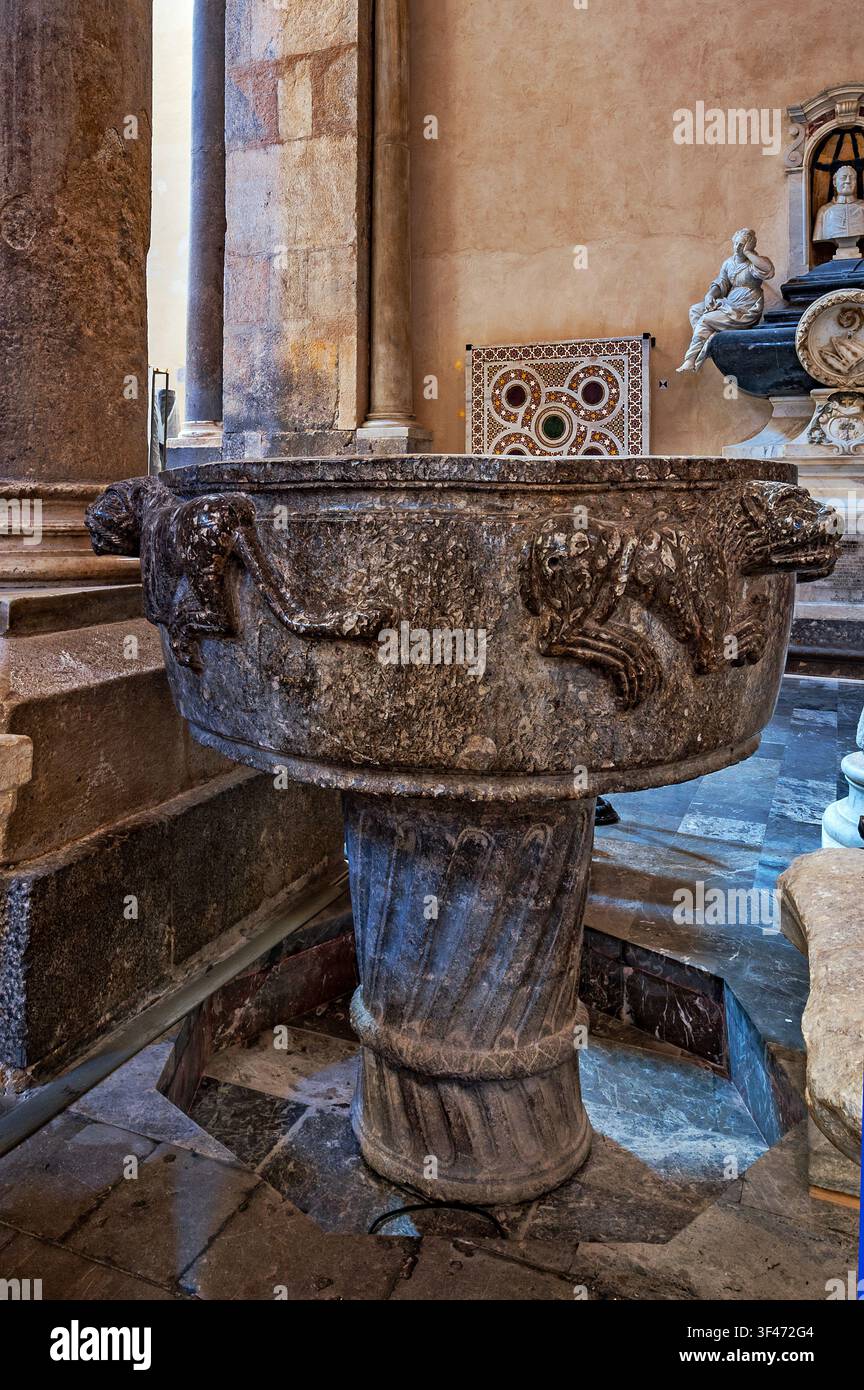 Italia Sicilia Cefalù interno della cattedrale pila d'acqua santa Foto Stock