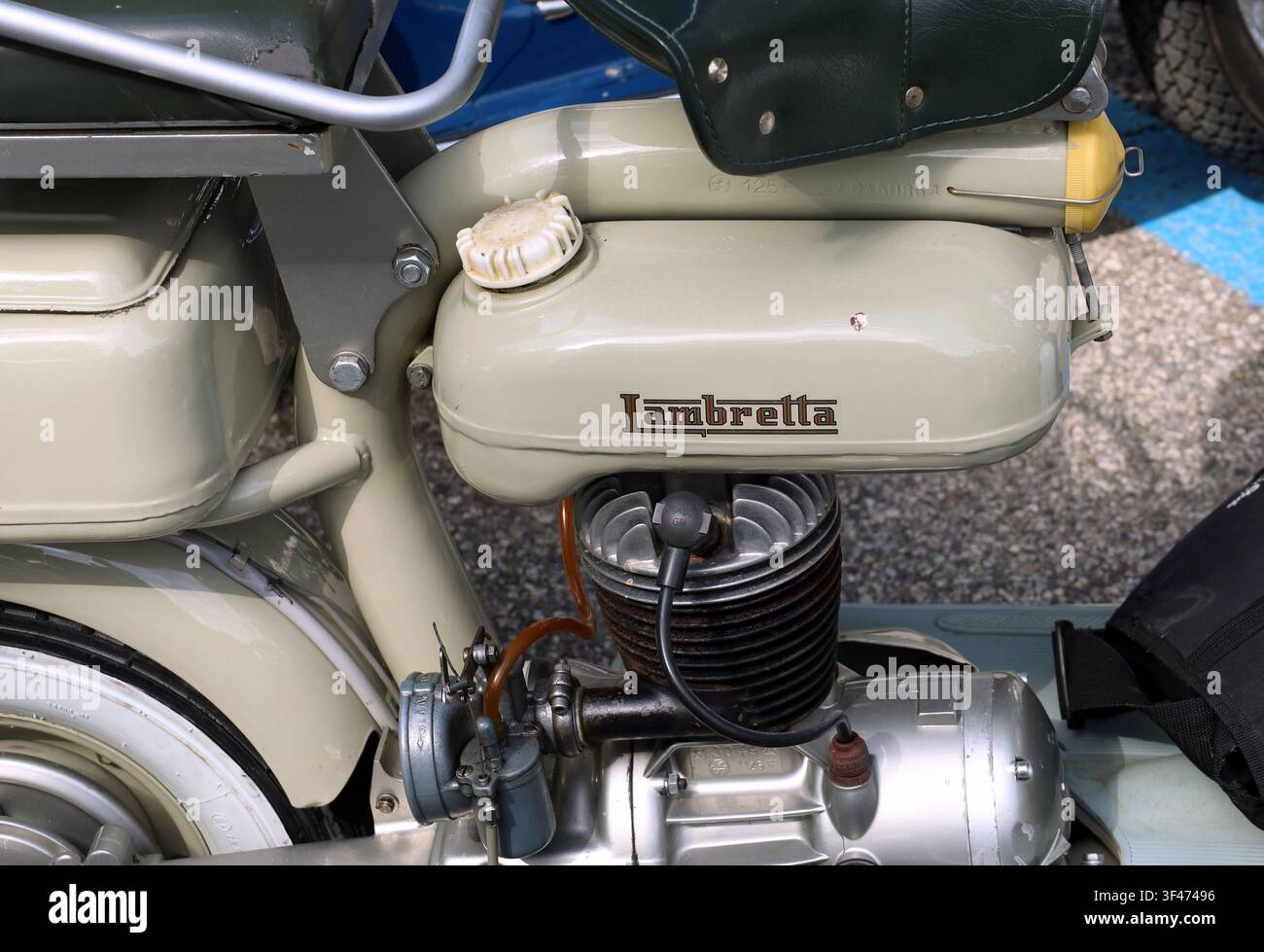 Udine, Italia. 23 giugno 2024. Logo originale Lambretta sul serbatoio di uno scooter vintage Innocenti Lambretta degli anni Cinquanta e Sessanta Foto Stock