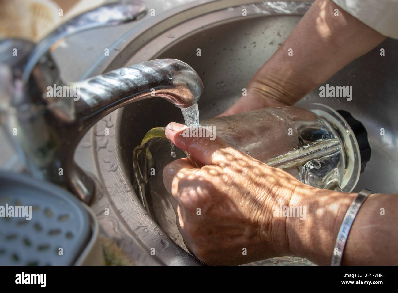 Lavare le stoviglie nel lavandino, primo piano. Foto Stock