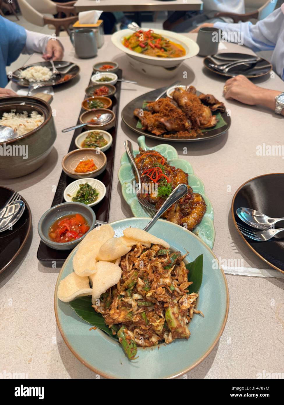 Lotek sundanese tradizionale servito con verdure fresche, salsa di arachidi, riso e contorni assortiti in un contesto culinario indonesiano. Foto Stock