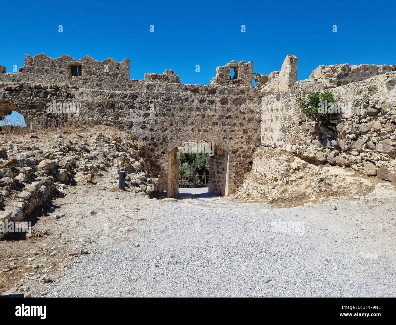Portale in pietra e mura difensive in rovina del castello medievale di Antimachia, costruito dai Cavalieri di San Giovanni, isola di Kos, Dodecaneso, Grecia - Immagine stock catturata con smartphone