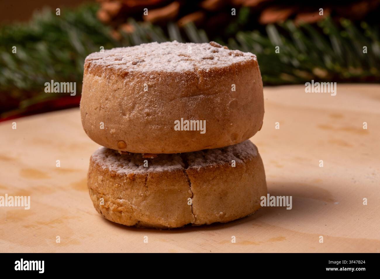 Mantecados di Natale impilati, biscotti sbriciolati spolverati di zucchero Foto Stock