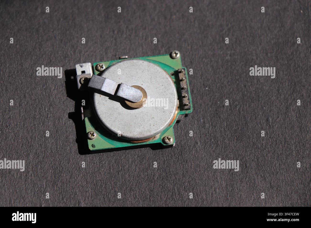 Motore a corrente continua senza spazzole di tipo piatto montato su un circuito stampato Foto Stock