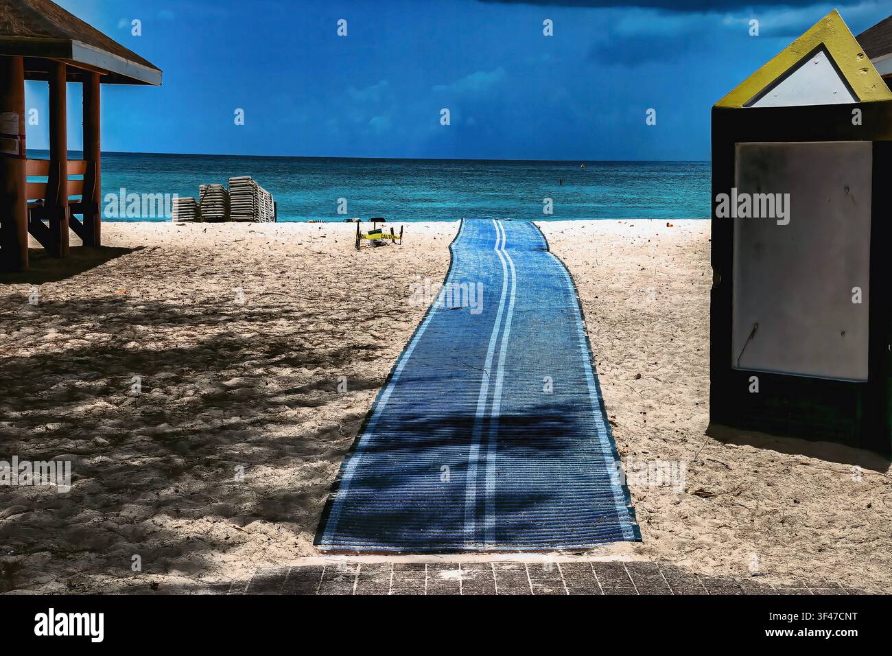 Un tappetino per l'accesso alla spiaggia a righe blu Foto Stock