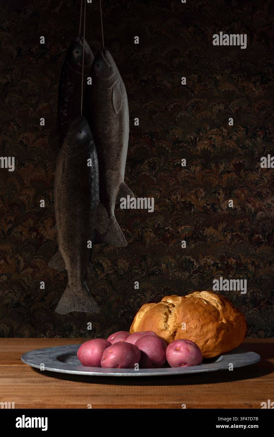 Ingredienti per la zuppa di pesce del Maine, fotografati in stile natura morta, utilizzando alimenti di plastica, su uno sfondo di carta marmorizzata scura. Foto Stock