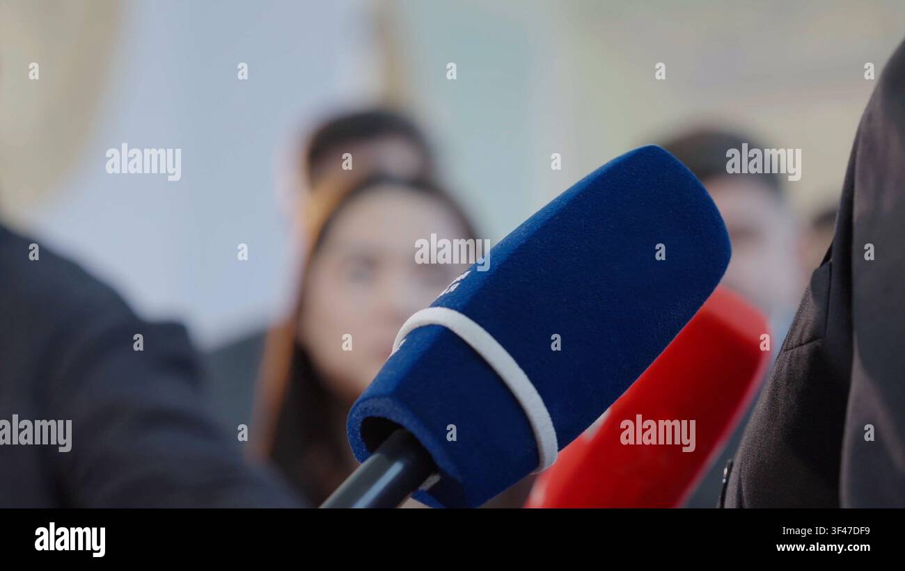 Prima piano di microfoni di stampa puntati verso l'oratore durante una conferenza stampa, rappresentanti il giornalismo, la copertura mediatica, le pubbliche relazioni, le interviste Foto Stock