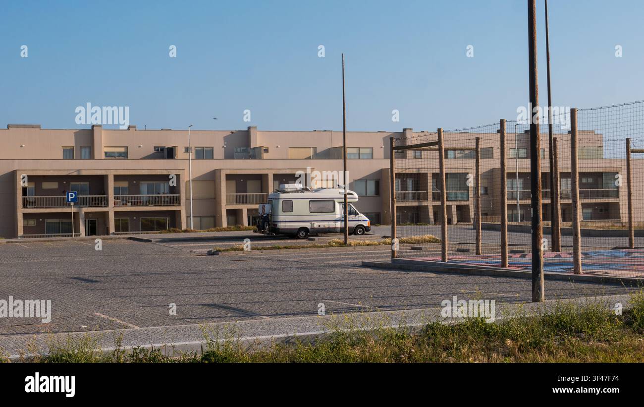 Campo da basket all'aperto con murale dipinto e camper parcheggiato — Campo sportivo pubblico in area residenziale, Portogallo Foto Stock