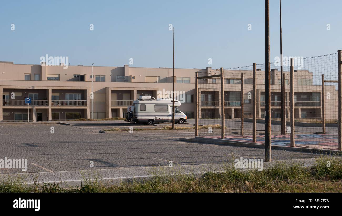 Campo da basket all'aperto con murale dipinto e camper parcheggiato — Campo sportivo pubblico in area residenziale, Portogallo Foto Stock
