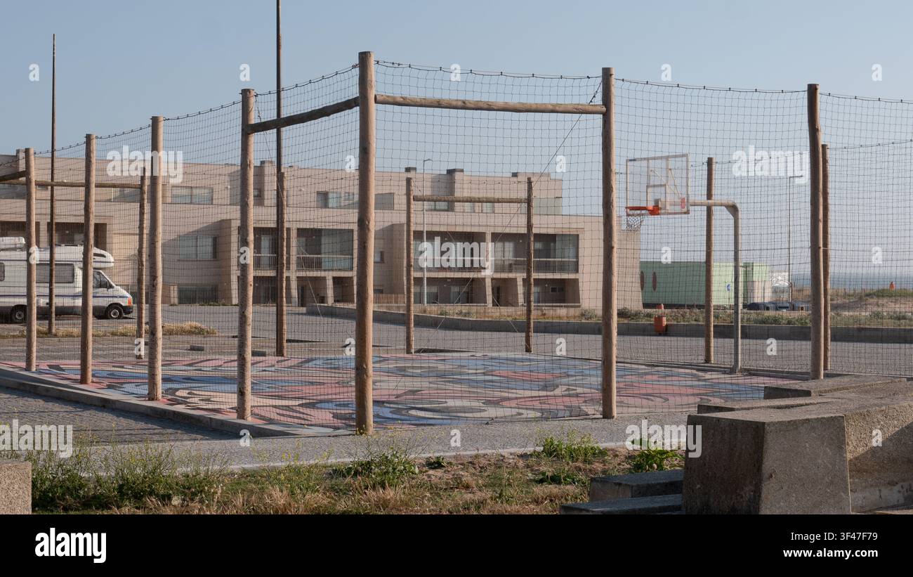 Campo da basket all'aperto con murale dipinto e camper parcheggiato — Campo sportivo pubblico in area residenziale, Portogallo Foto Stock