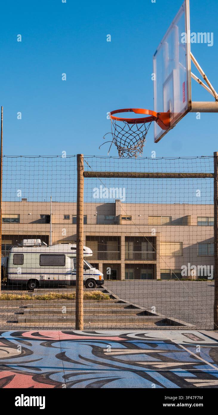 Campo da basket all'aperto con murale dipinto e camper parcheggiato — Campo sportivo pubblico in area residenziale, Portogallo Foto Stock