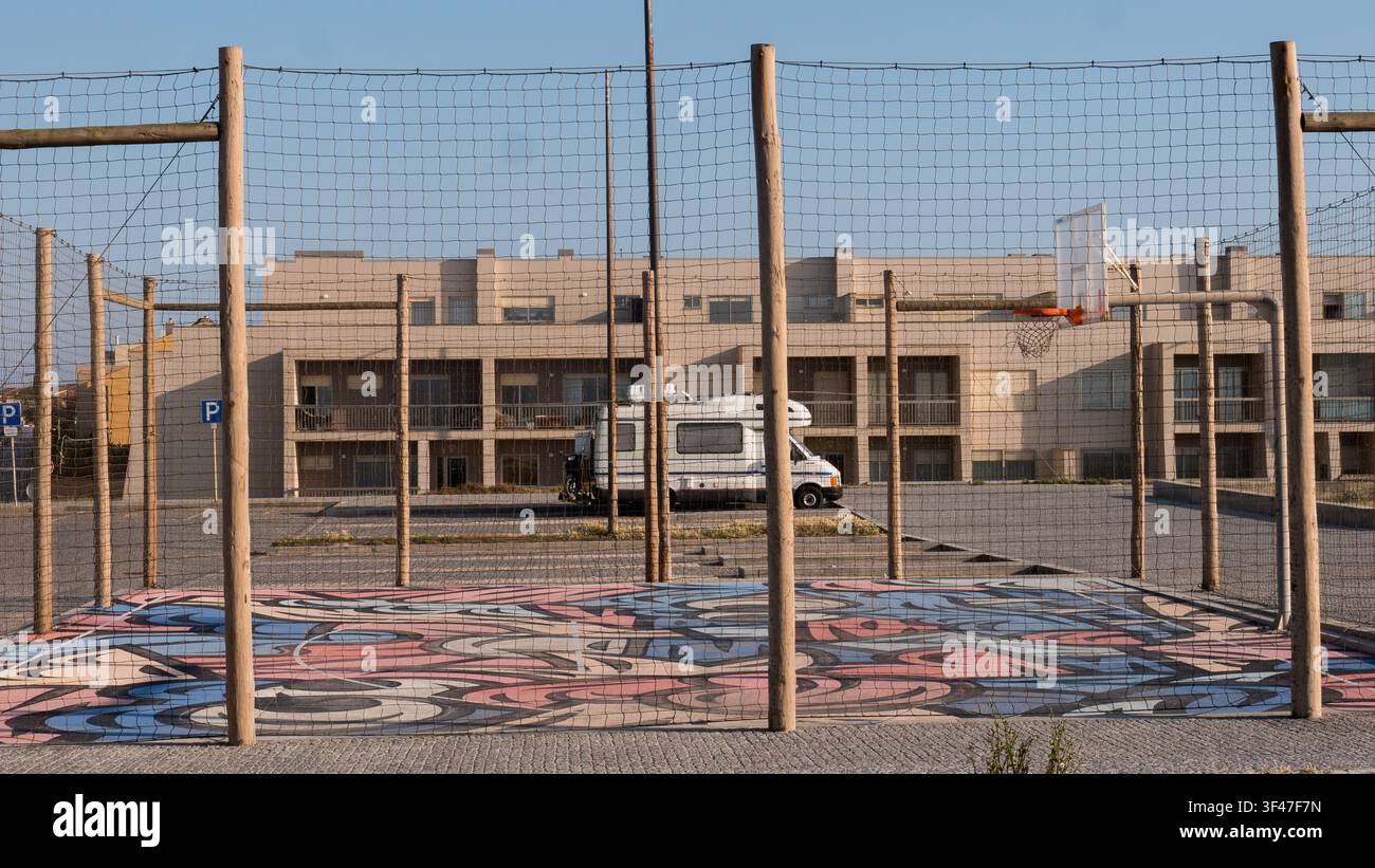 Campo da basket all'aperto con murale dipinto e camper parcheggiato — Campo sportivo pubblico in area residenziale, Portogallo Foto Stock