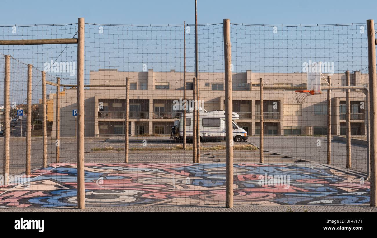 Campo da basket all'aperto con murale dipinto e camper parcheggiato — Campo sportivo pubblico in area residenziale, Portogallo Foto Stock