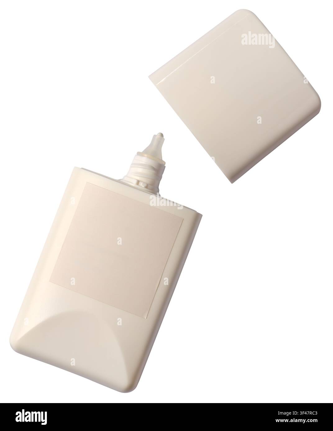 bottiglia di protezione solare aperta isolata su sfondo bianco, contenitore di plastica beige con tappo rimosso ed etichetta vuota, modello di confezione per la cura della pelle Foto Stock