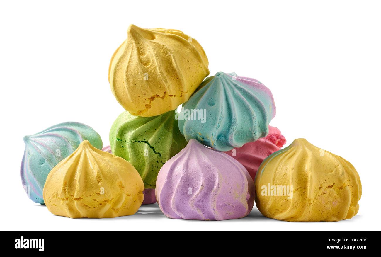 Mucchio di baci colorati di meringa isolati su sfondo bianco, dolce dessert cotto nei colori pastello, primo piano vista laterale Foto Stock