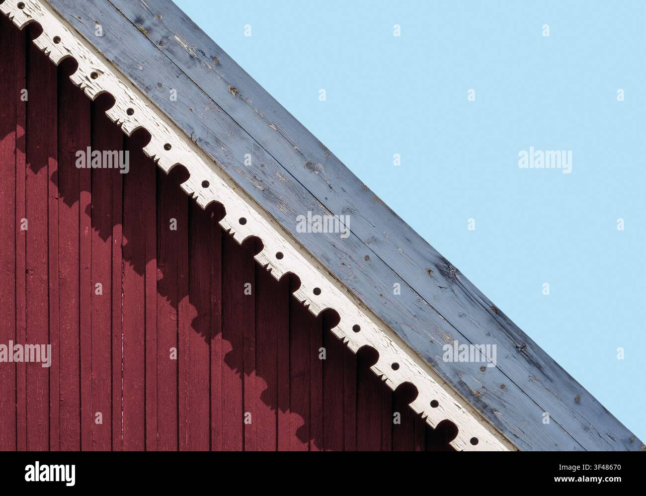 Dettaglio del tetto di una casa tradizionale in legno, sfondo di architettura astratta Foto Stock