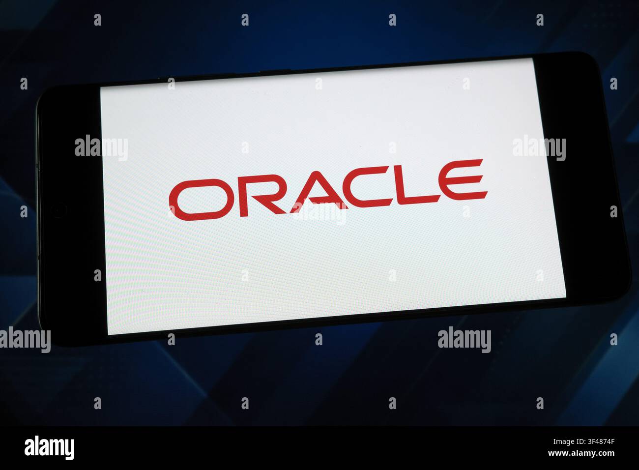 Logo Oracle visualizzato sullo schermo di uno smartphone. Oracle è un'azienda di cloud computing e software aziendale Foto Stock