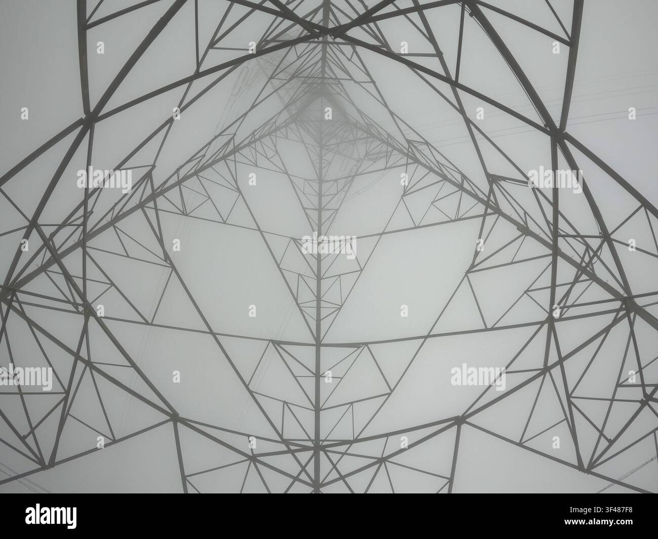 Pilone della linea elettrica visto dal basso nella nebbia, Malesia Foto Stock