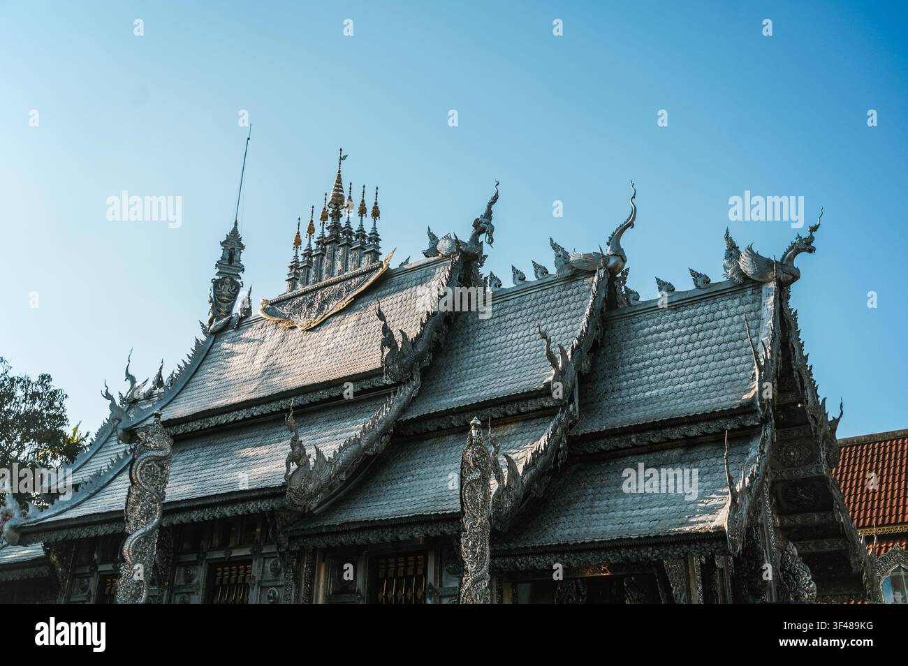 Wat Sri Suphan, noto come il Tempio d'Argento, mostra intricate decorazioni in argento e architettura tradizionale Lanna nel cuore di Chiang Mai, Thailandia Foto Stock