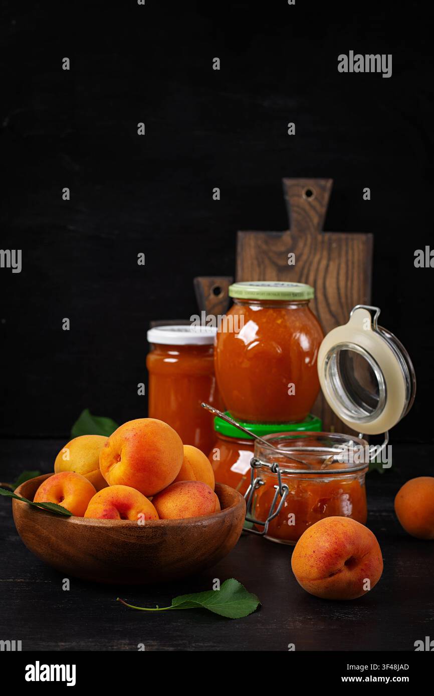 Marmellata di albicocche fatta in casa tradizionale con frutta estiva matura Foto Stock