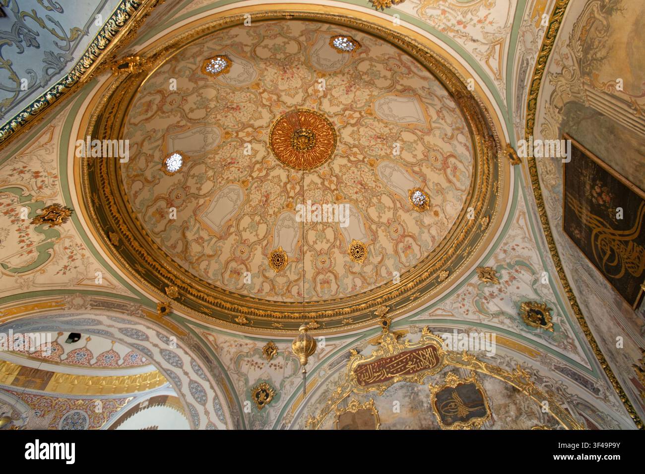Soffitto ornato dell’harem del palazzo di Topkapi, quartiere di Sultanahmet, distretto di Fatih, Istanbul, Türkiye Foto Stock