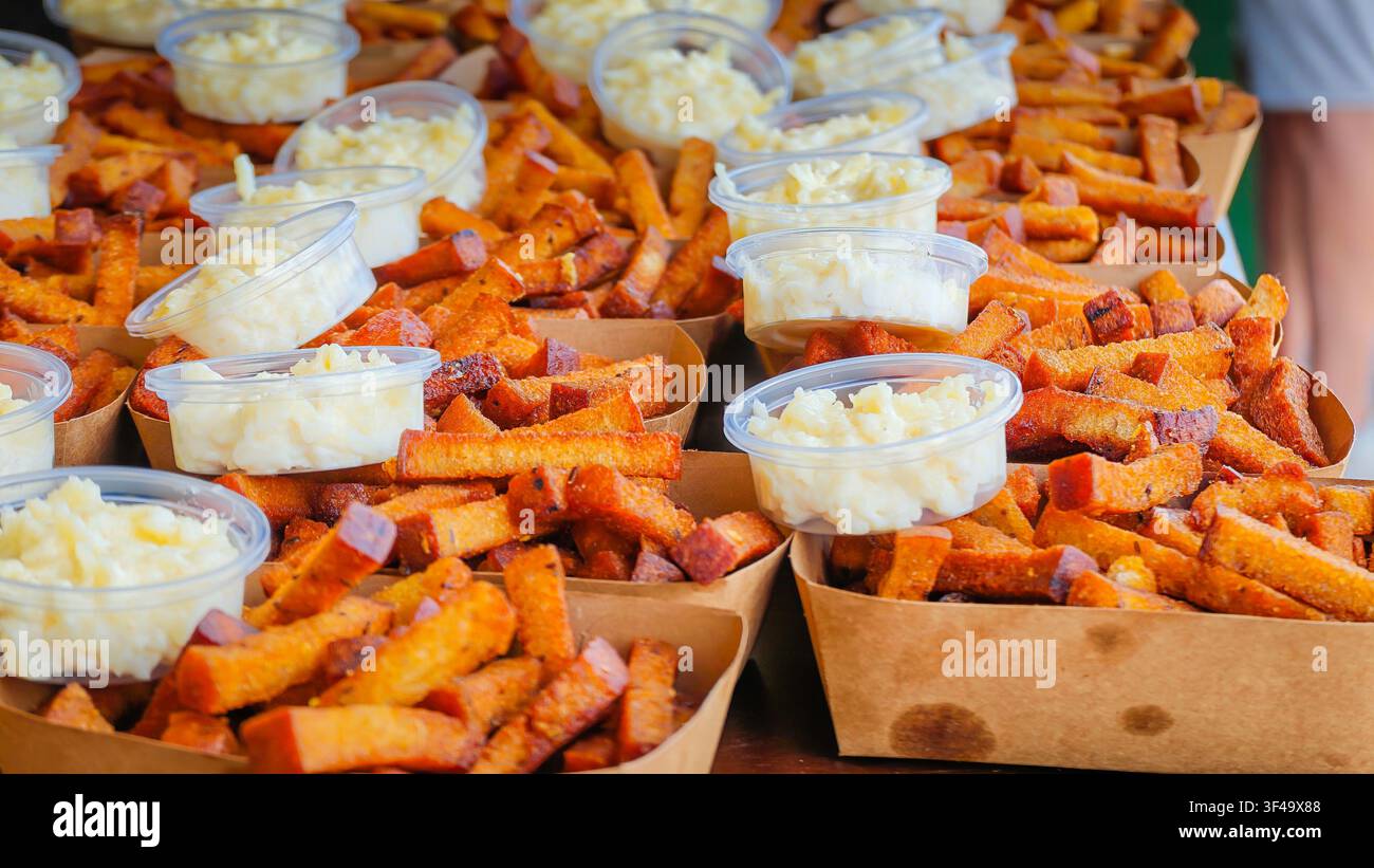 Pane bianco fritto lituano tradizionale con salsa di formaggio cremosa, uno snack birrario baltico popolare servito come cibo autentico da pub e cucina comfort. Profondo Foto Stock