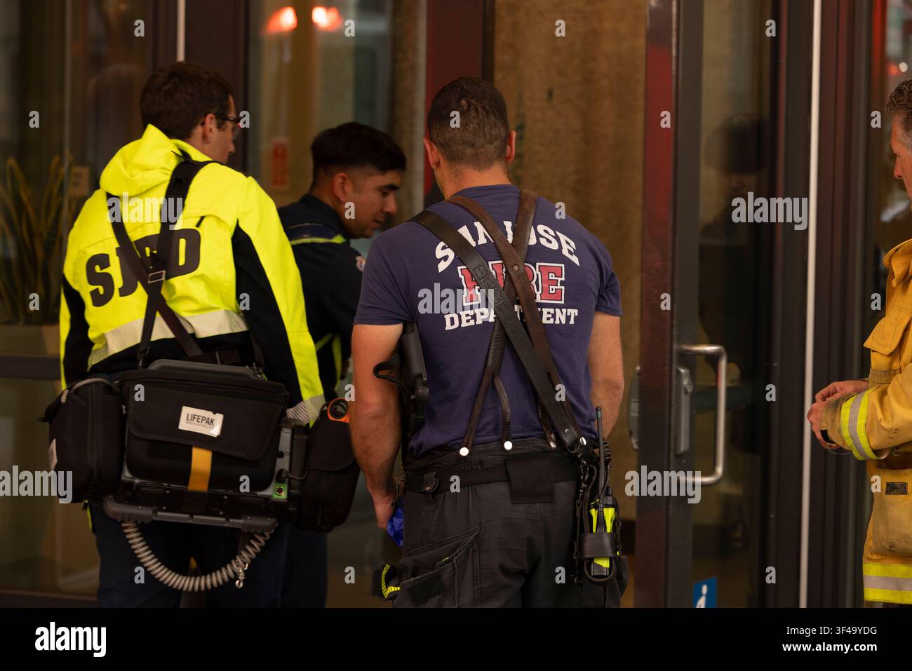 San Jose, California, USA - 30 marzo 2026: Vigili del fuoco e paramedici rispondono alla scena di un'emergenza nel lobby di un edificio. Foto Stock