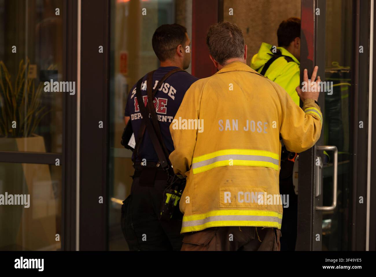 San Jose, California, USA - 30 marzo 2026: Vigili del fuoco e paramedici rispondono alla scena di un'emergenza nel lobby di un edificio. Foto Stock