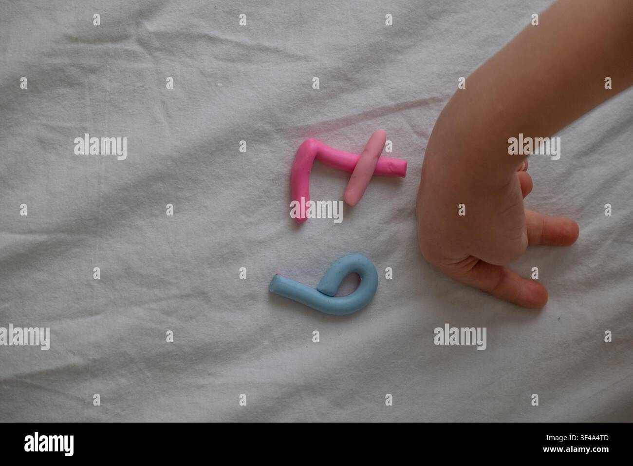 Bambino che impara i numeri sei e sette con pasta modellabile colorata per l'educazione prescolare Foto Stock