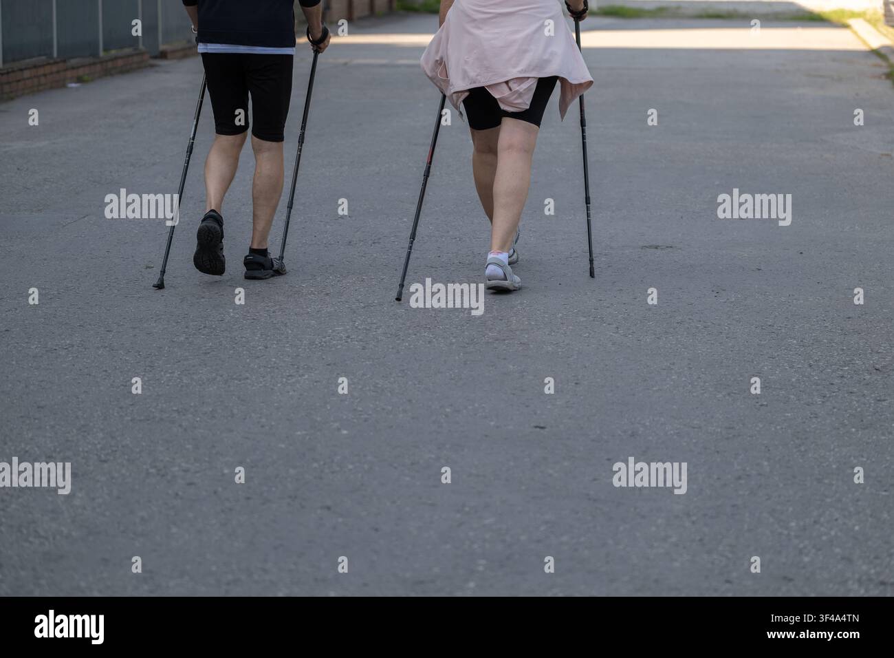 Persone che praticano Nordic walking all'aperto per la forma fisica e uno stile di vita attivo e sano Foto Stock