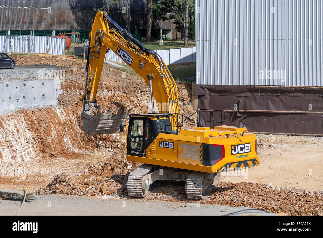 Laxou, Francia - Vista su un escavatore a cingoli giallo JCB 370X NLC per lavori di movimento terra in un cantiere prima della costruzione di un edificio. Foto Stock
