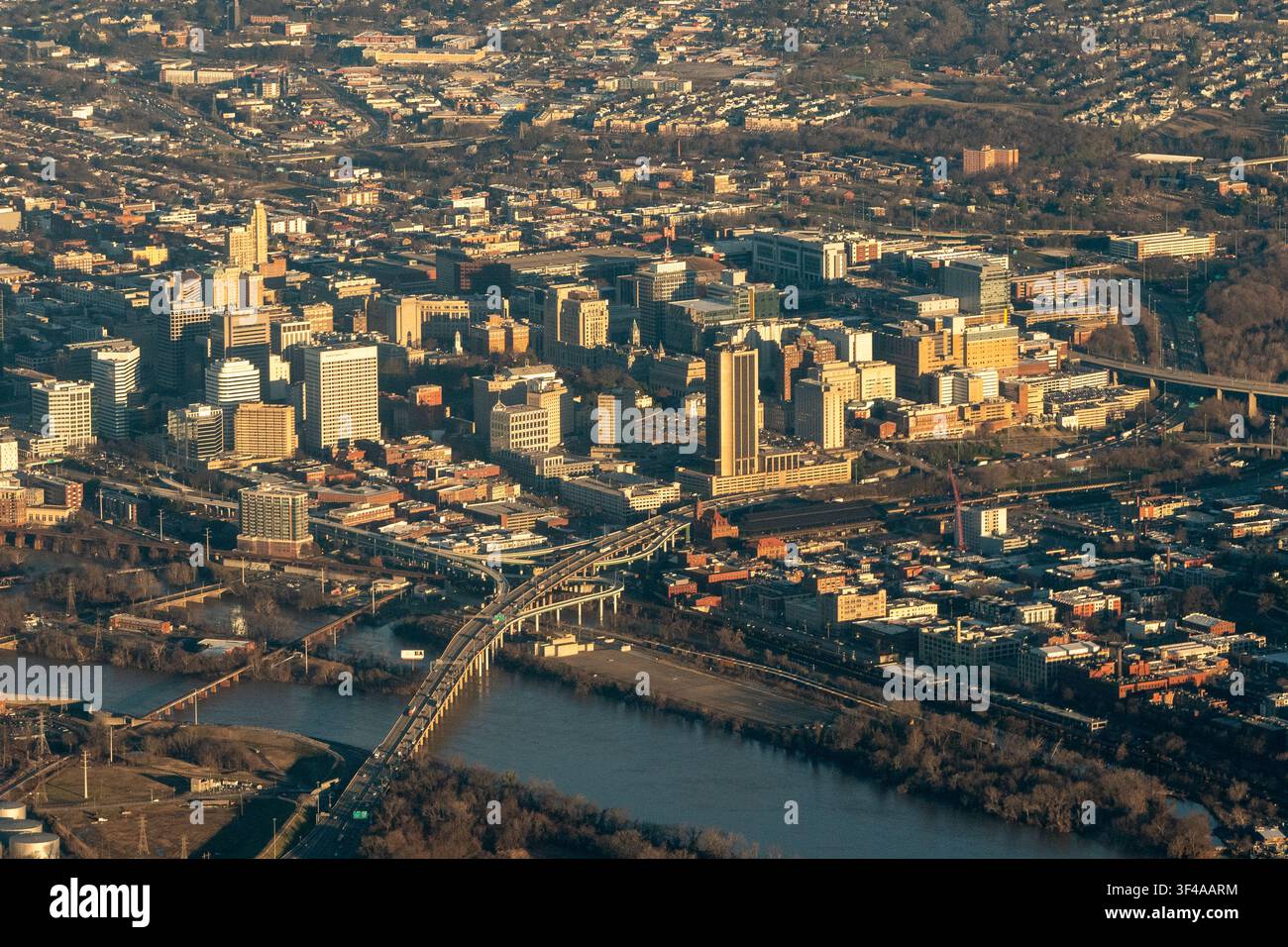 Vista ravvicinata dell'Urban Core del centro di Richmond in Virginia sul fiume James con la I-95, il ponte Mayo e le rapide del fiume James visibili Foto Stock