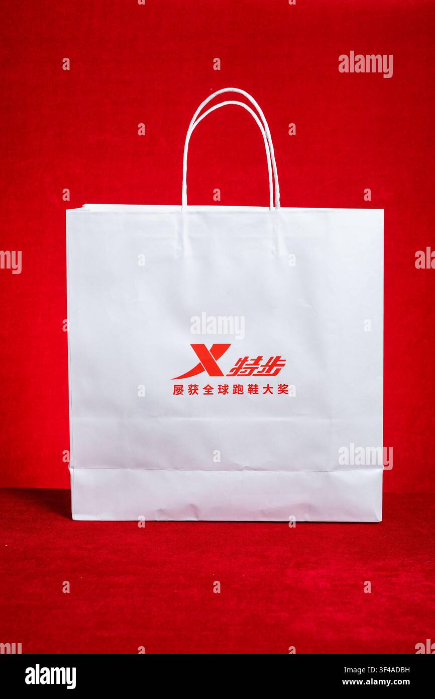 ZHONGSHAN Cina-12 febbraio 2026: Busta regalo della spesa in carta bianca a marchio Xtep. Foto Stock