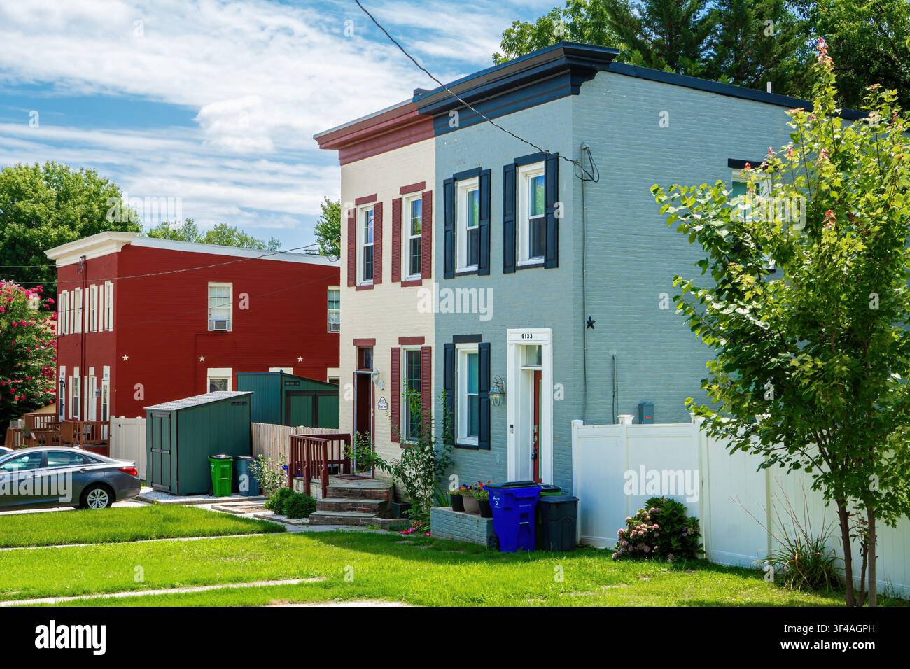 Savage, MD, USA – Giugno 2026: Case a schiera storiche per operai di mulino nella comunità conservata di Historic Savage. Foto Stock