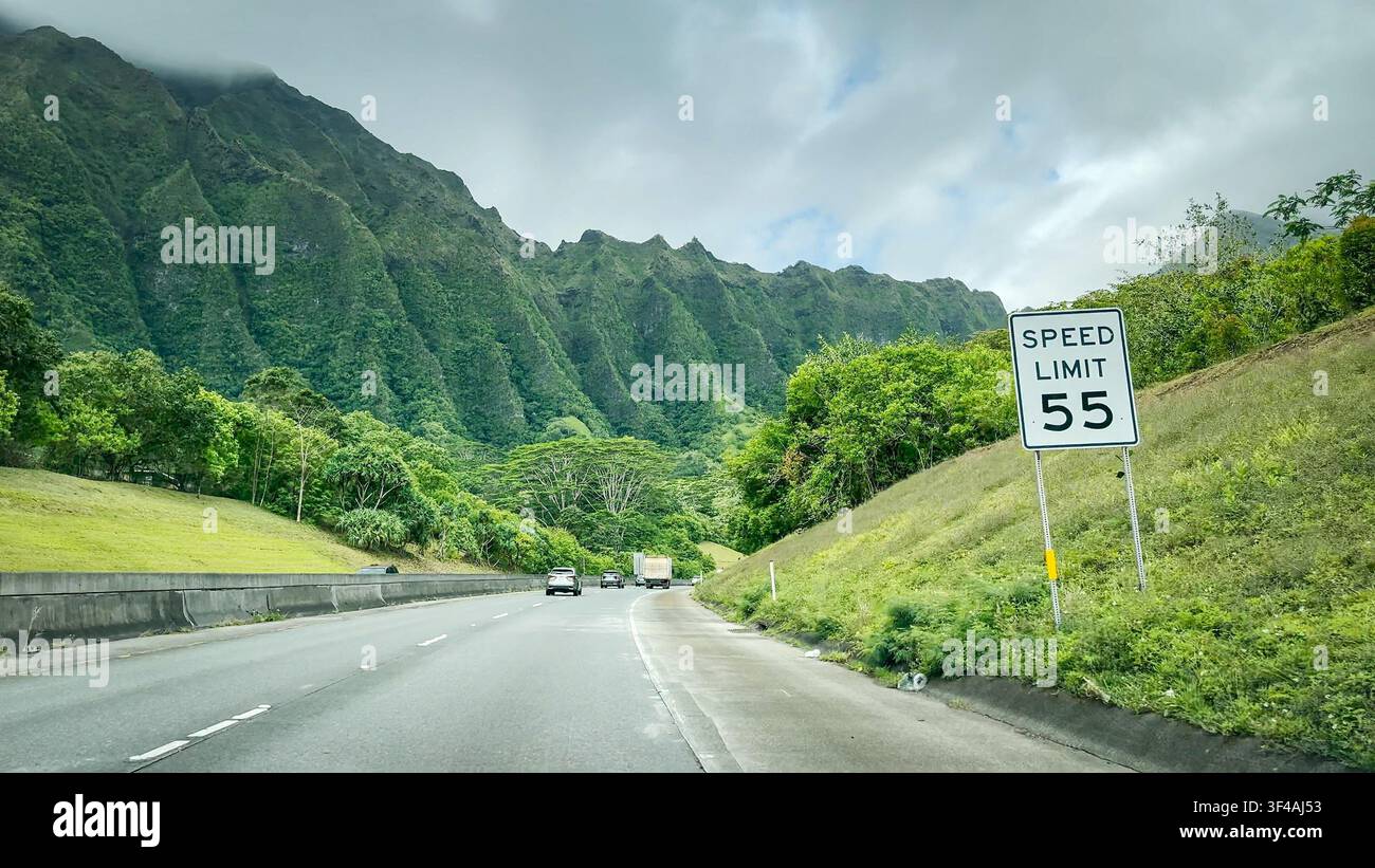 Vista stradale dell'autostrada Interstate H-3 chiamata John A. Burns Freeway, che procede verso ovest sull'isola hawaiana di Oahu, USA Foto Stock