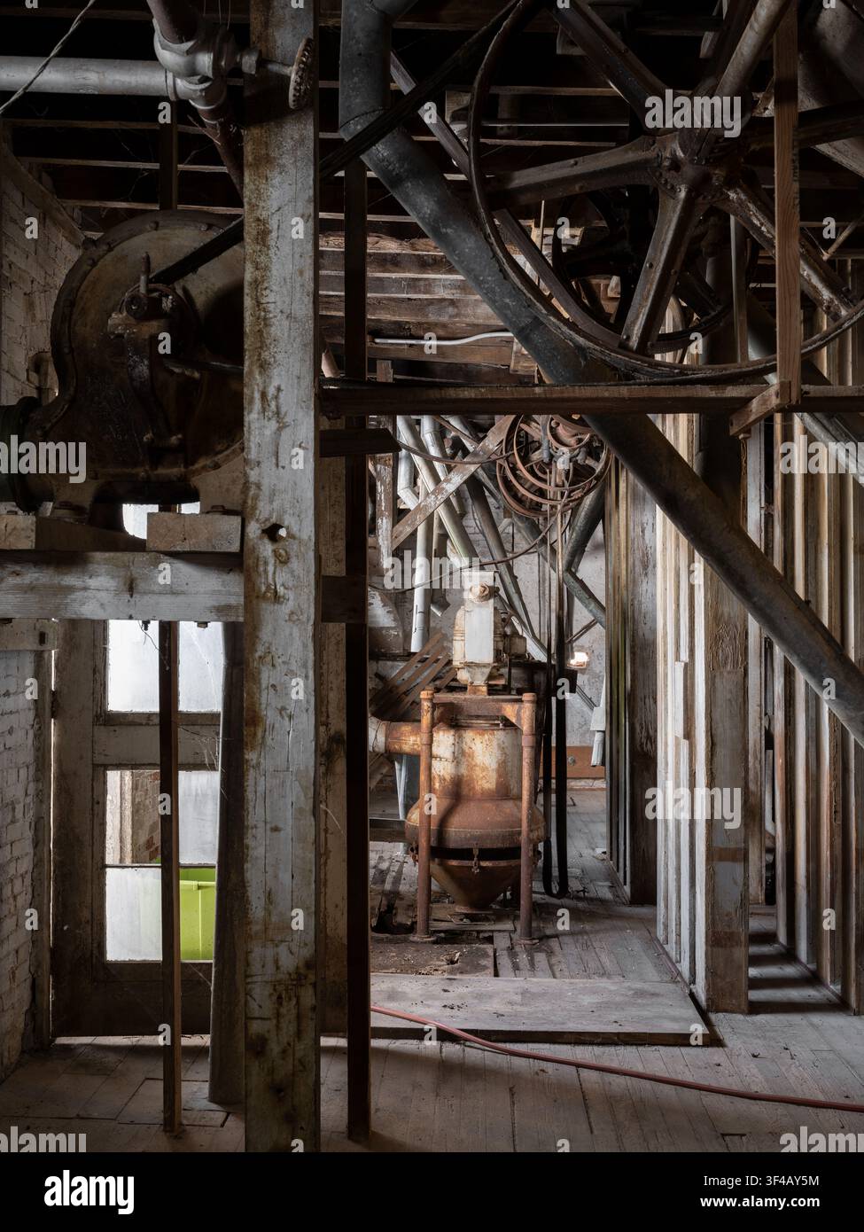 Millstadt Mill, Millstadt, Illinois, USA. Stanza delle macchine con volano sospeso, trasmissione a albero e macchinari oltre. Foto Stock