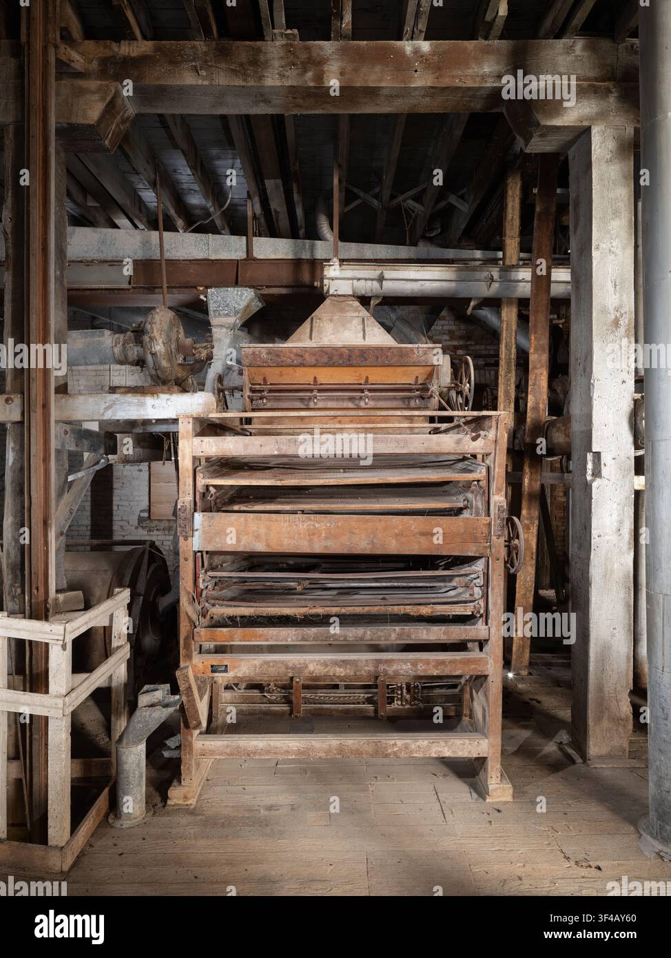 Mulino di Millstadt, Millstadt, Illinois, USA. Un vaglio a gravità con struttura in legno e vassoi impilati aperti verso la stanza. Foto Stock