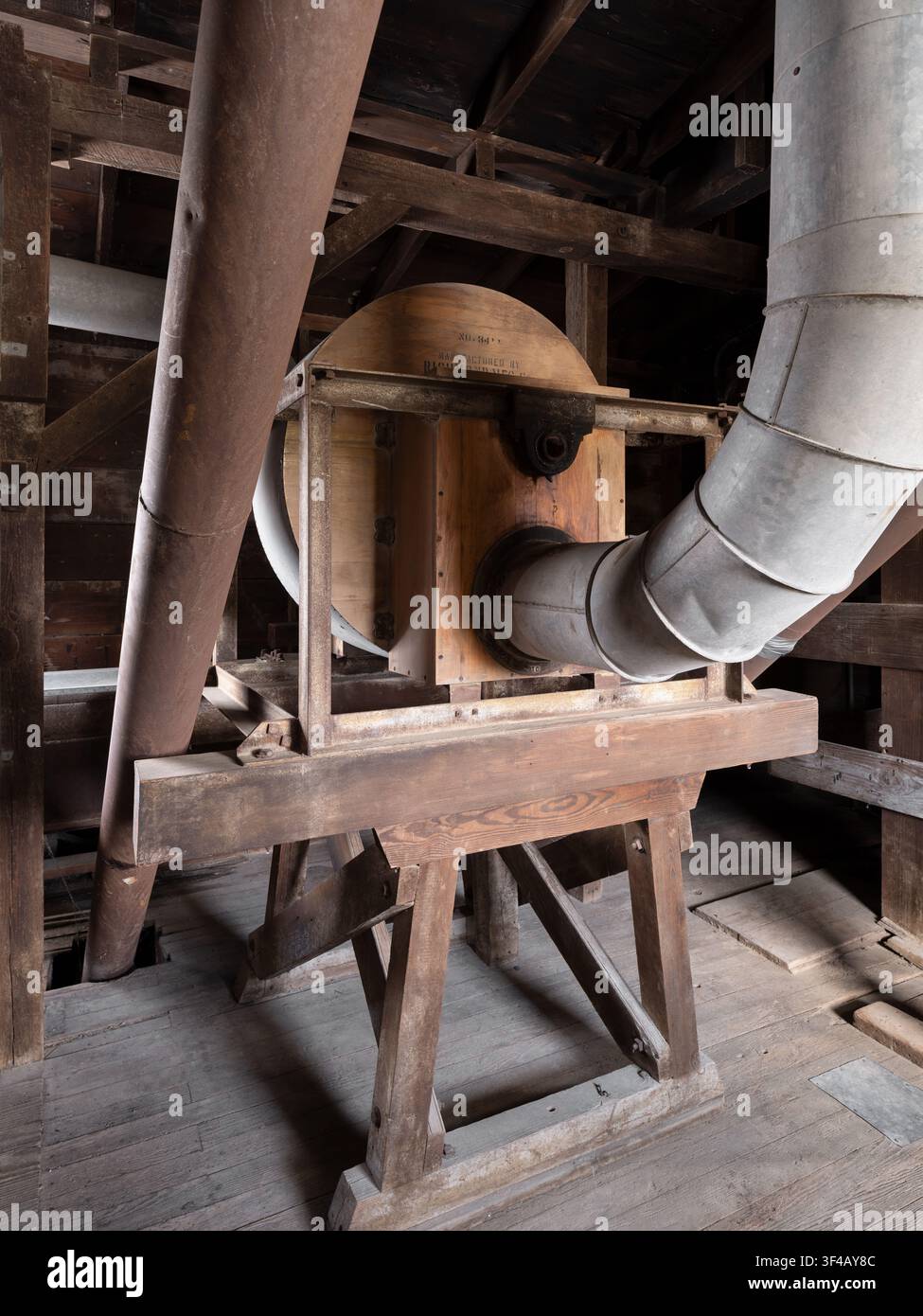 Mulino di Millstadt, Millstadt, Illinois, USA. Una macchina rotonda con involucro in legno su una impalcatura di legno, alimentata da tubi galvanizzati. Foto Stock