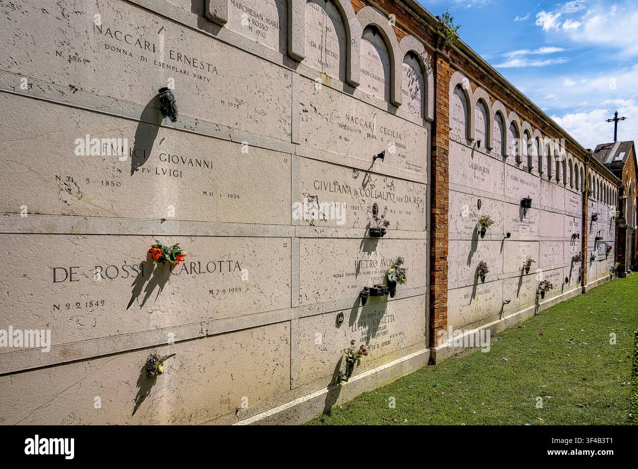 Venezia, Italia - 21 aprile 2026: Tombe nella chiesa di San Michele sull'isola cimiteriale di San Michele a Venezia, Italia Foto Stock