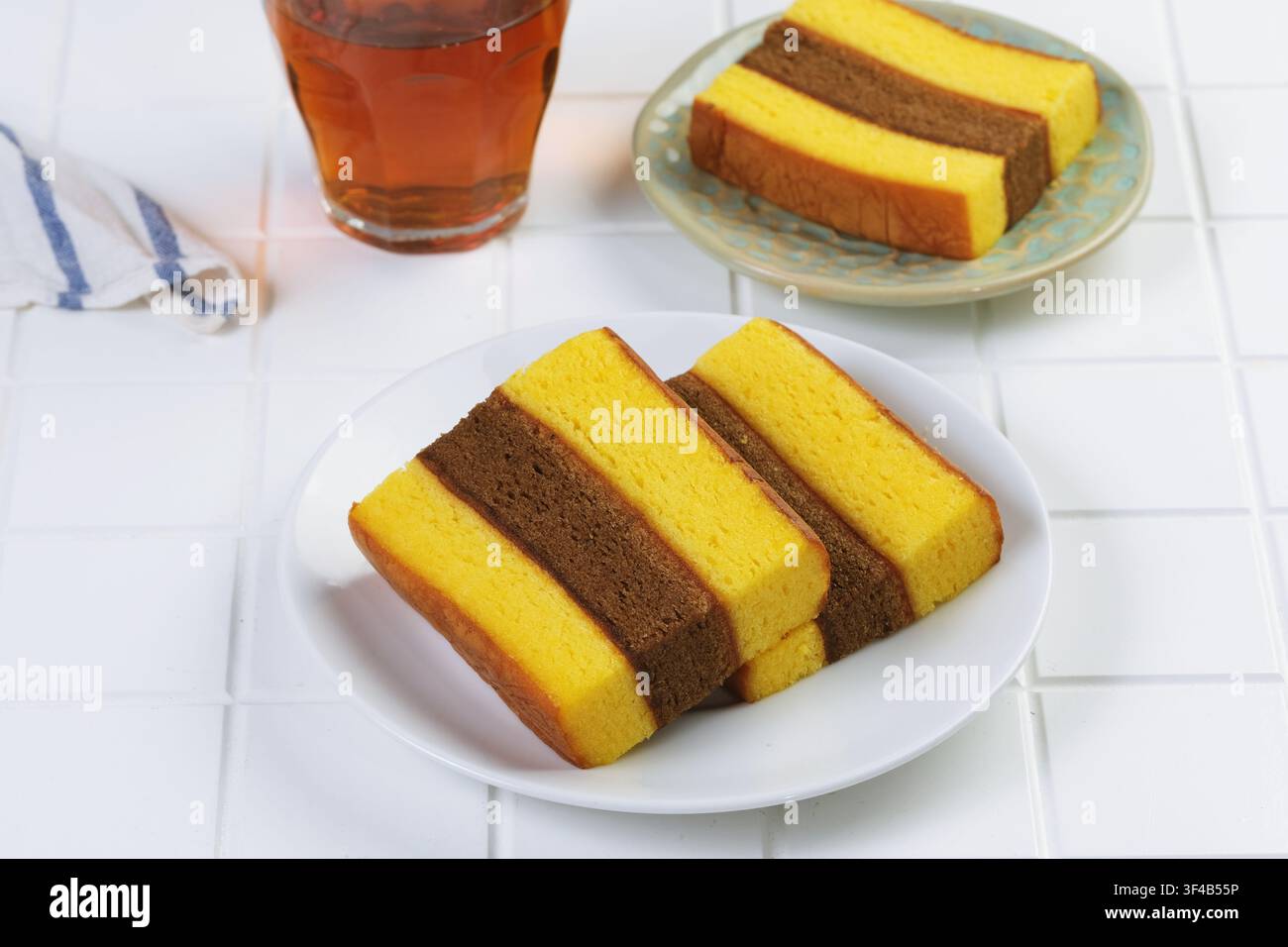 Spiku Lapis Surabaya o tre strati di pan di Spagna fatti con molti tuorli d'uovo e marmellata di fragole tra gli strati. Foto Stock