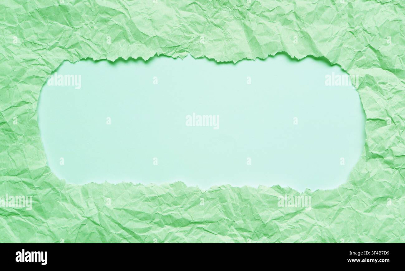 Cornice di carta verde menta strappata con spazio libero Foto Stock