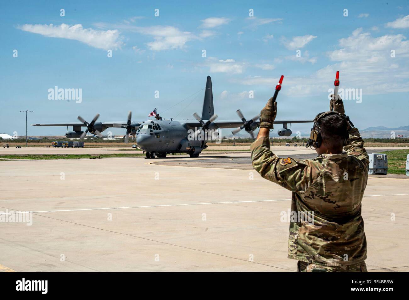 Un capo equipaggio dell'U.S. Air Force assegnato alla 755th Aircraft Maintenance Squadron dirige un aereo EC-130H Compass Call assegnato al 55th Electro Foto Stock