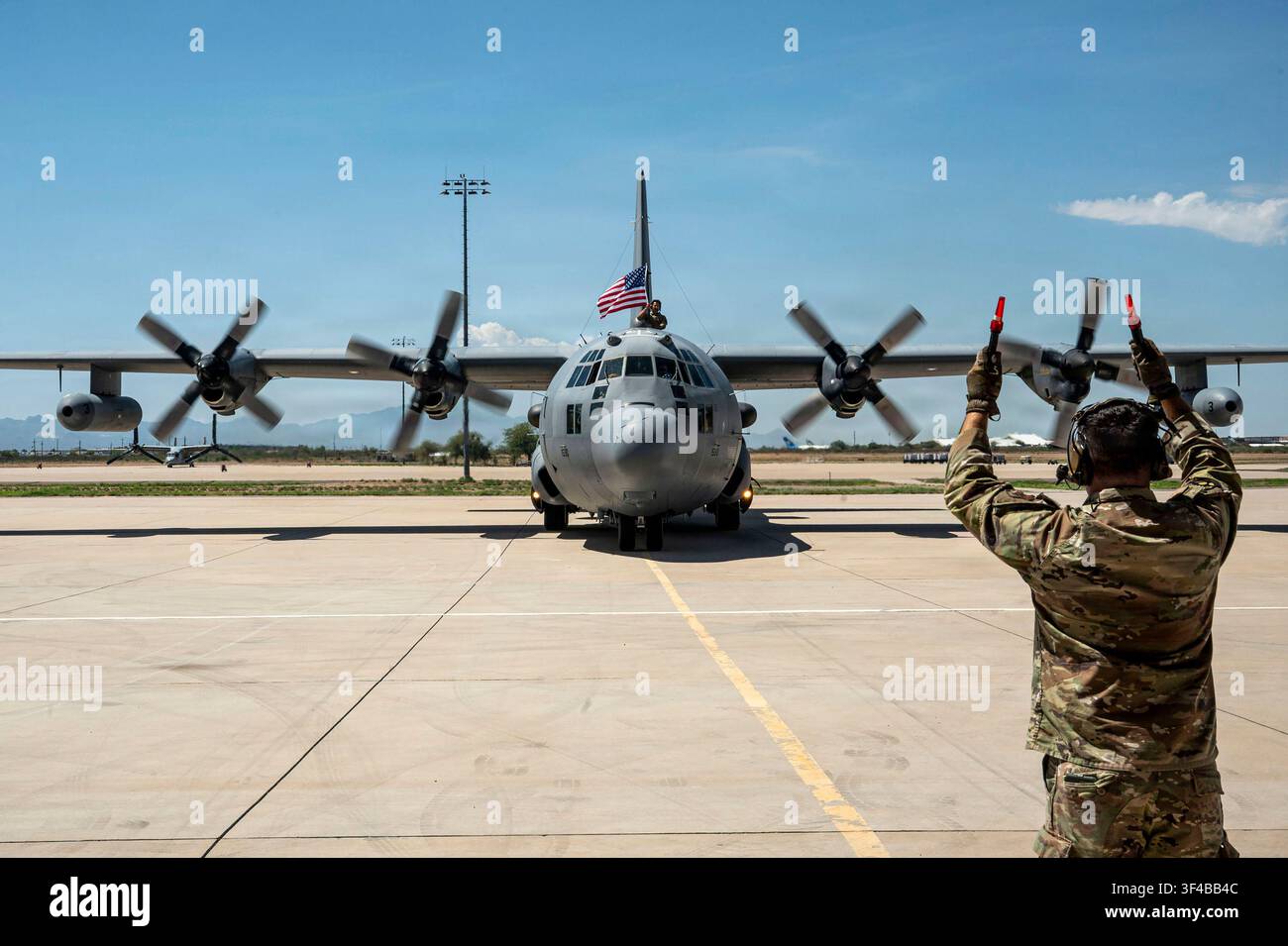 Un capo equipaggio dell'U.S. Air Force assegnato alla 755th Aircraft Maintenance Squadron dirige un aereo EC-130H Compass Call assegnato al 55th Electro Foto Stock