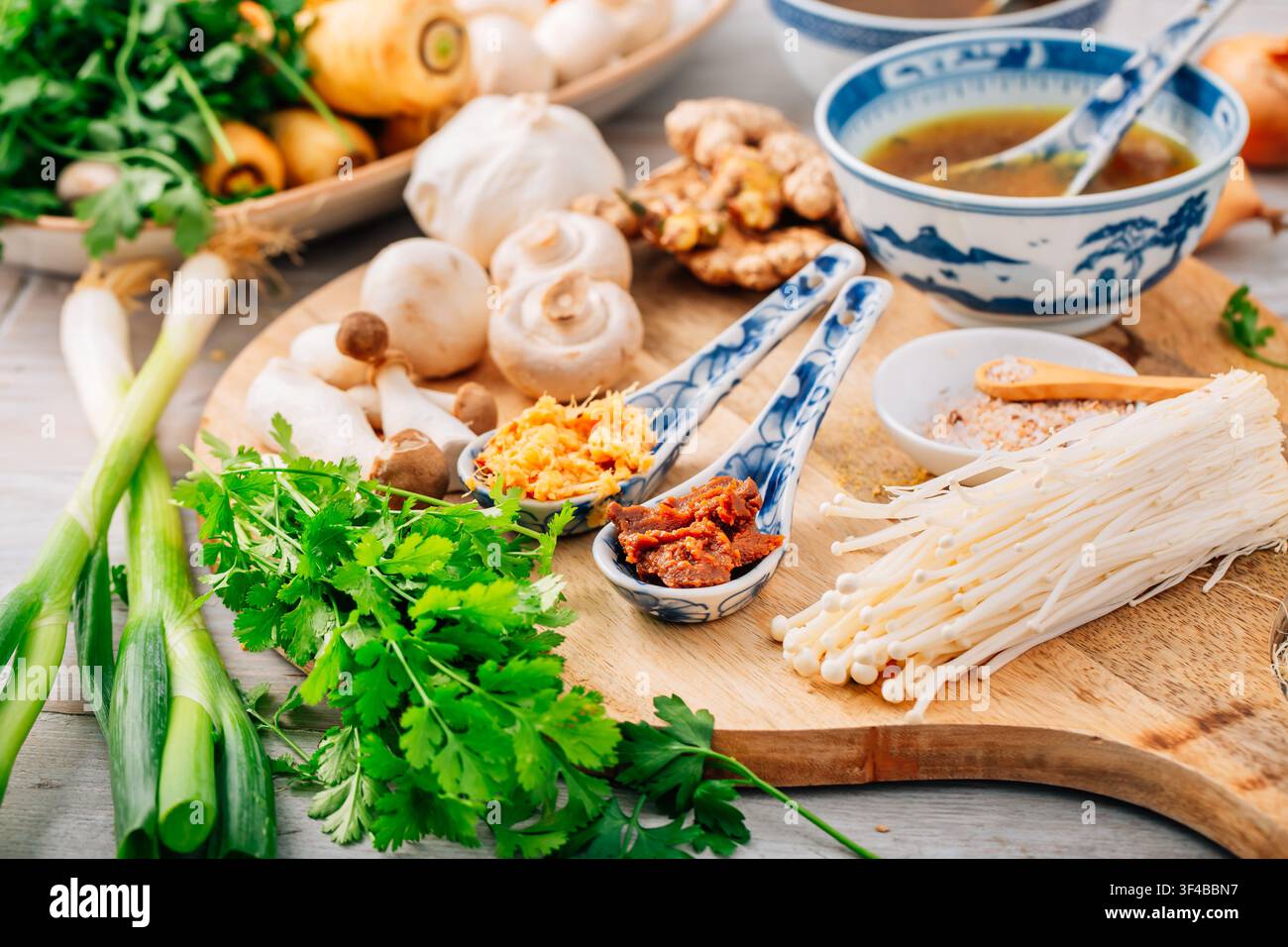 Ingredienti per una zuppa di miso e aglio preparati per la cottura su una tavola di legno Foto Stock