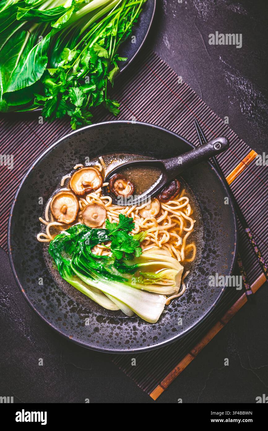 Deliziosa ciotola di ramen con bok choy e funghi shiitake Foto Stock
