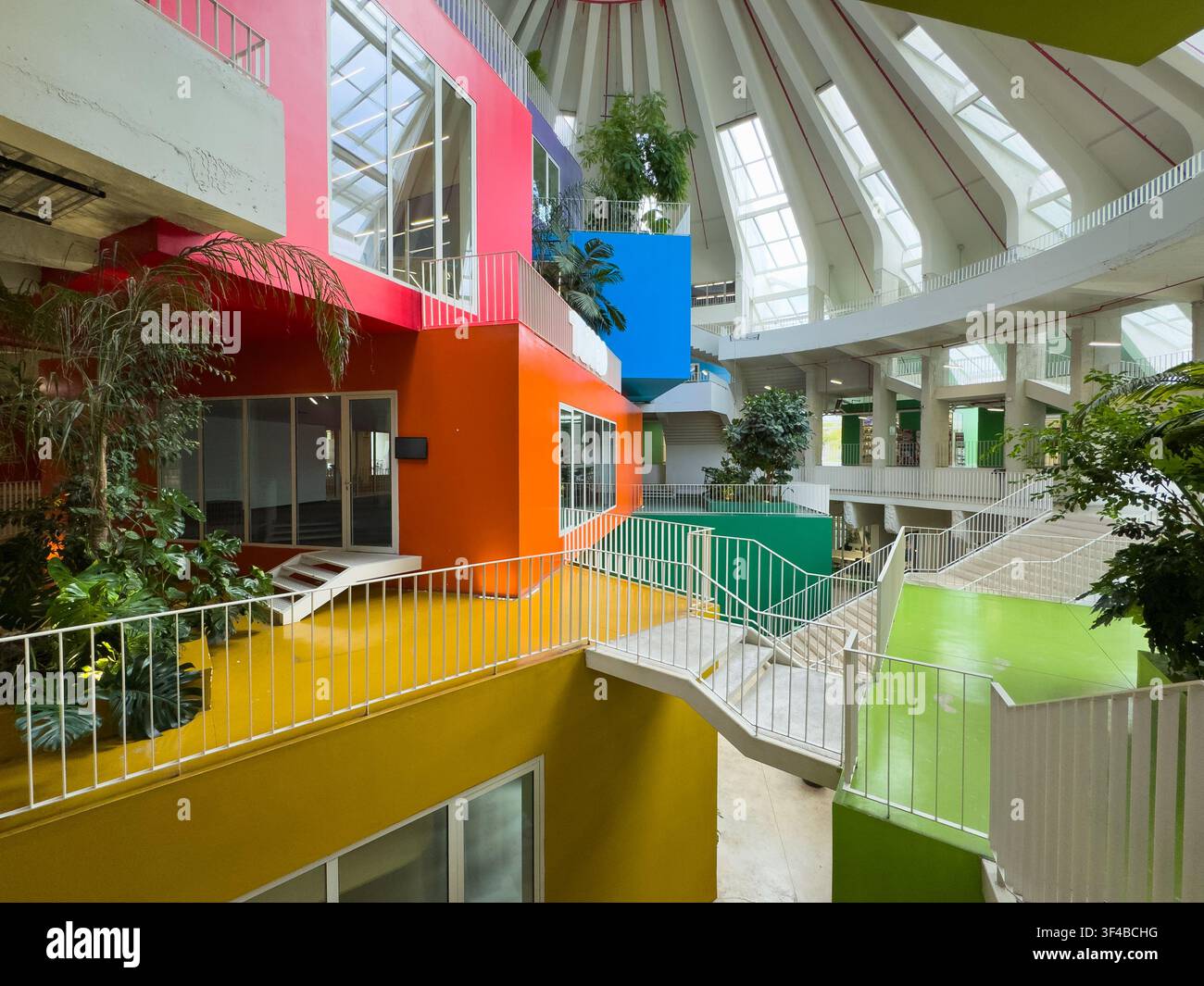 Tirana, Albania – Luglio 2026: Architettura interna della Piramide di Tirana con spazi colorati del centro di apprendimento TUMO Foto Stock
