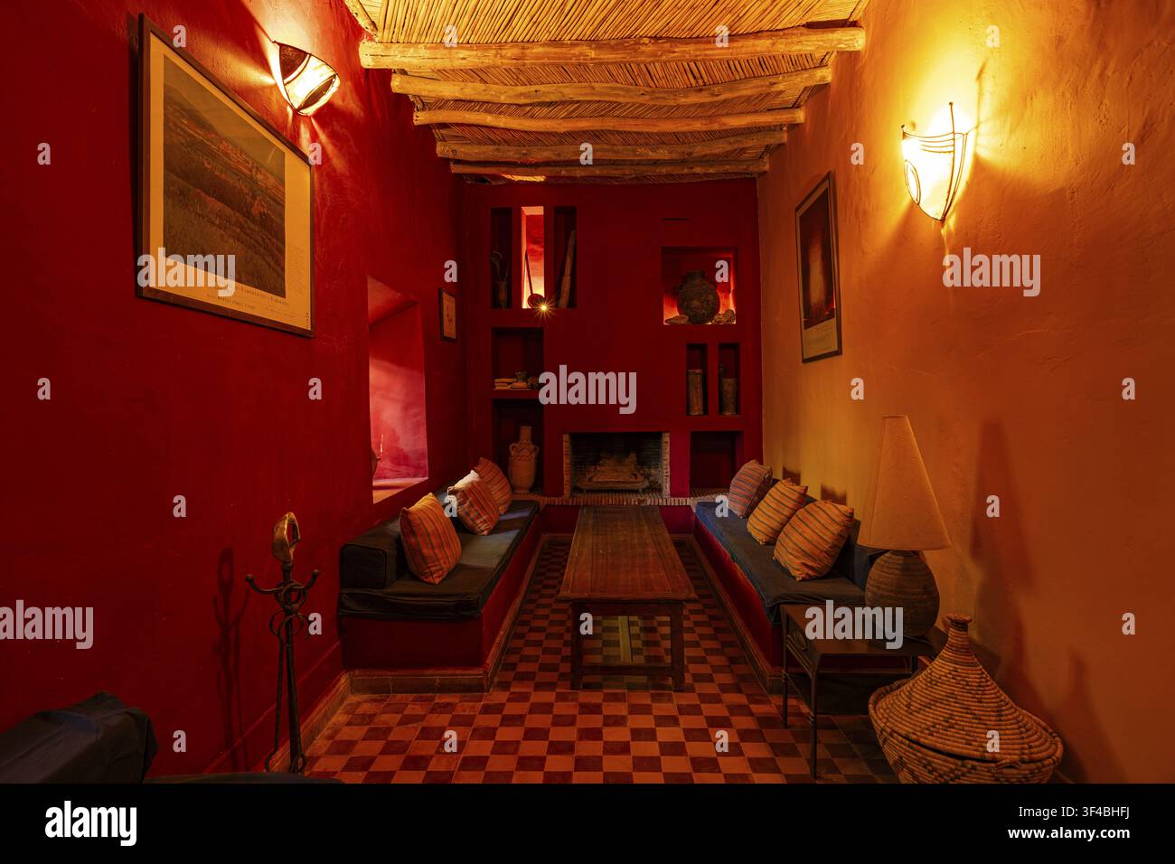 Interno arredato in stile orientale con soffitto in legno tradizionale, con posti a sedere in un riad, le pareti sono in intonaco di calce Tadelakt, Marrakech, Maghreb Foto Stock