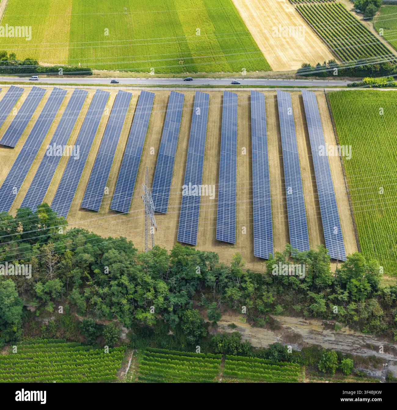 Il Neckar vicino a Lauffen. Il parco fotovoltaico di Talheim sopra il pendio d'impatto. Sistemi solari vicino a Talheim, Baden-Württemberg, Germania Foto Stock