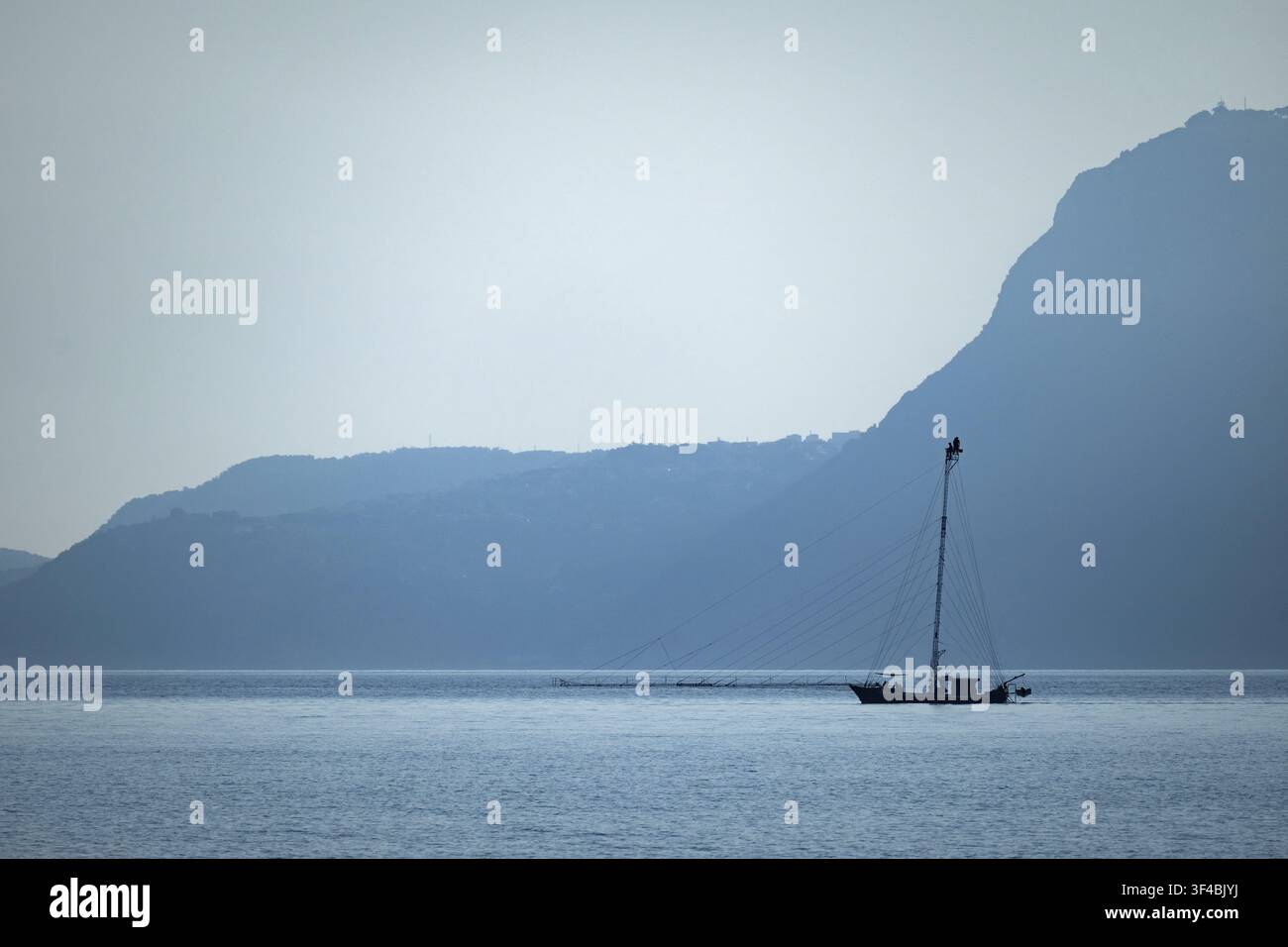 Felcua, Ferdilux o feluca con un albero alto, lunghe passerelle e una piattaforma di osservazione per più persone, una barca di vedetta progettata appositamente per la caccia Foto Stock