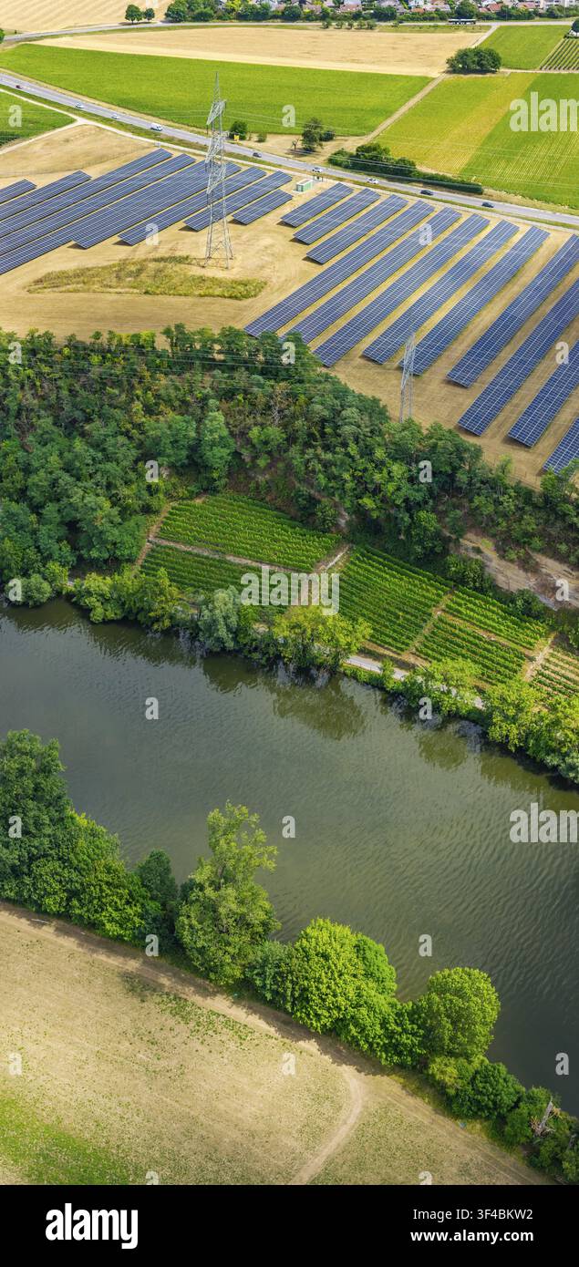 Il Neckar vicino a Lauffen. Il parco fotovoltaico di Talheim sopra il pendio d'impatto. Sistemi solari vicino a Talheim, Baden-Württemberg, Germania Foto Stock